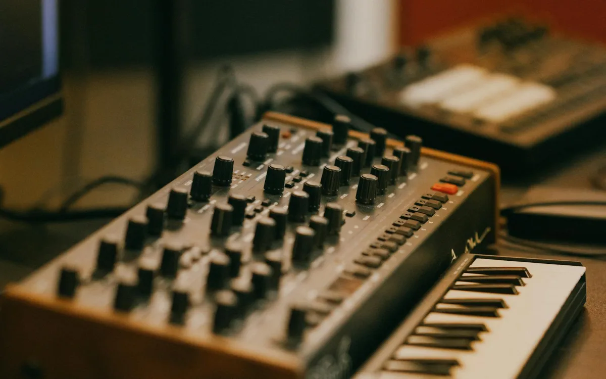 Synthesizer og keyboard i moderne studio